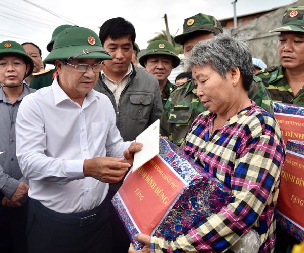 Phó Thủ tướng Trịnh Đình Dũng kiểm tra công tác ứng phó bão số 6 - Anh 1