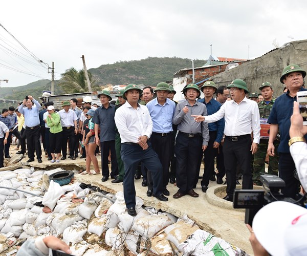 Phó Thủ tướng Trịnh Đình Dũng kiểm tra công tác ứng phó bão số 6 - Anh 2