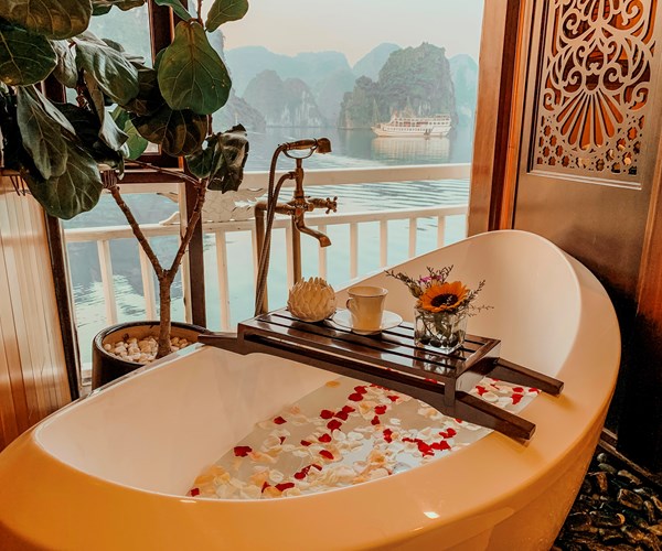 Chuyến đi đáng giá trên vịnh Hạ Long - Anh 4