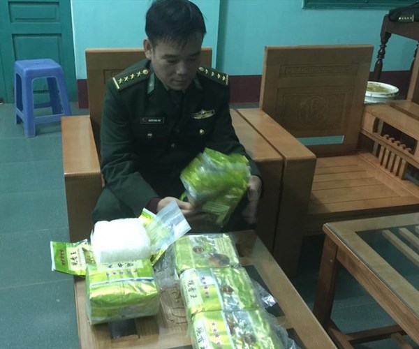 Phát hiện thùng nhựa chứa nhiều gói nghi ma túy dạt vào bờ biển Quảng Trị - Anh 2
