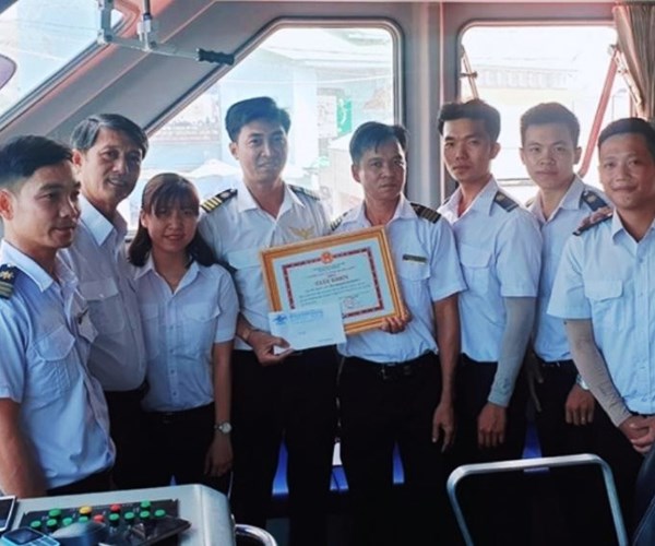 Tàu cao tốc ra Phú Quốc kịp thời cứu 4 người bị nạn trên biển - Anh 1