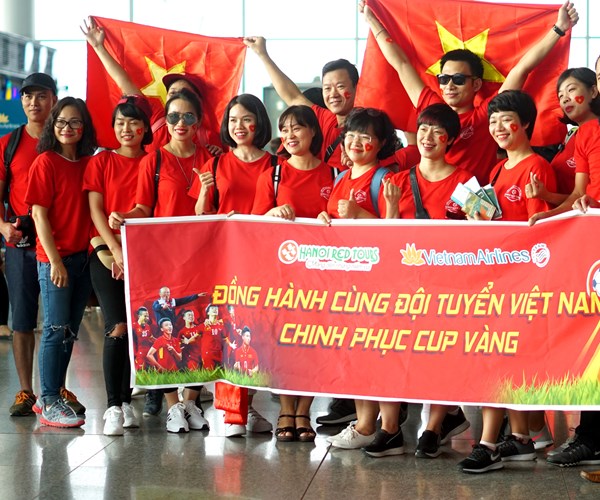 “Sốt” tour cổ vũ bóng đá tại SEA Games 30 - Anh 1