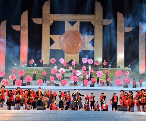 Chủ tịch Quốc hội đánh chiêng khai mạc Tuần Văn hóa, du lịch Hòa Bình - Anh 7