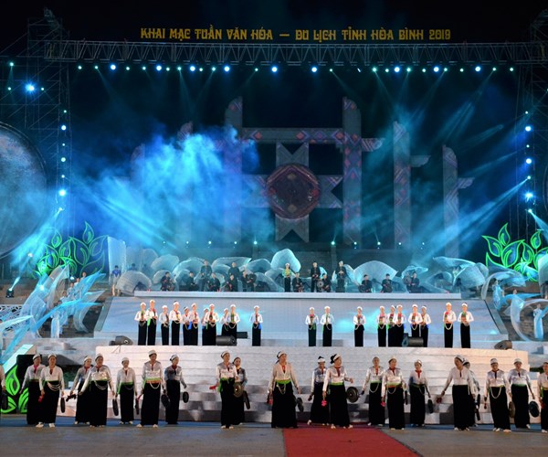 Chủ tịch Quốc hội đánh chiêng khai mạc Tuần Văn hóa, du lịch Hòa Bình - Anh 1