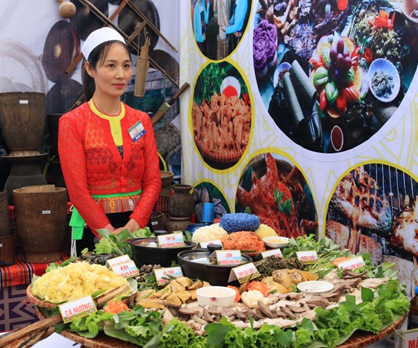 Xác lập kỷ lục mâm cỗ lá đặc sắc và lớn nhất Việt Nam - Anh 5