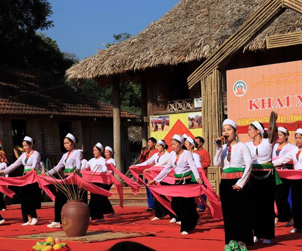 Trưng bày và trình diễn di sản văn hóa tiêu biểu các dân tộc tỉnh Hòa Bình - Anh 3