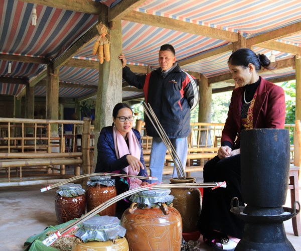 Trưng bày và trình diễn di sản văn hóa tiêu biểu các dân tộc tỉnh Hòa Bình - Anh 4
