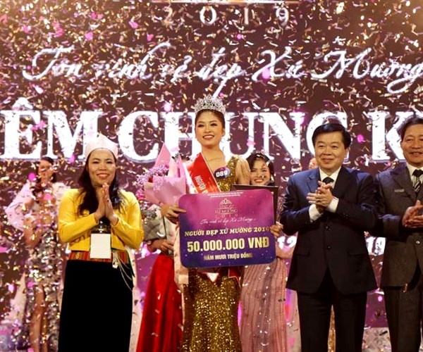 Người đẹp xứ Mường trở thành Đại sứ du lịch tỉnh Hoà Bình - Anh 1