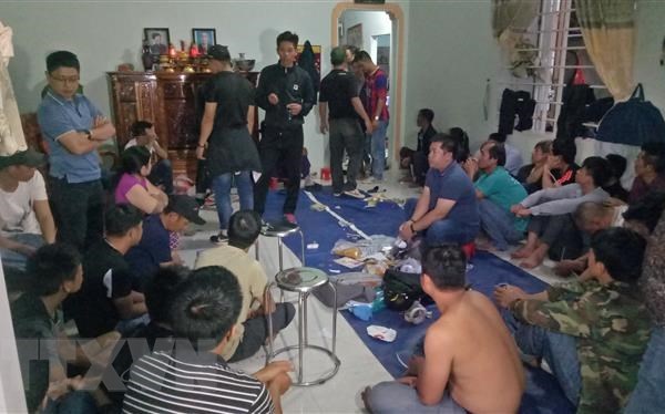 Đắk Lắk: Triệt xóa sòng bạc quy mô lớn, bắt giữ 44 đối tượng - Anh 1