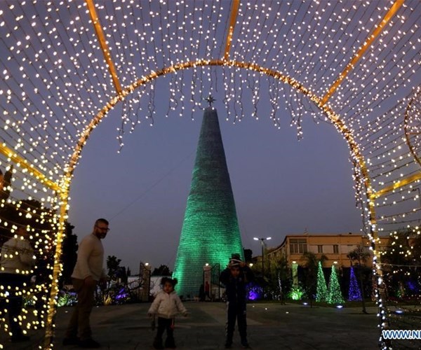 Ấn tượng với cây thông Noel cao hơn 28m làm từ chai nhựa bỏ đi - Anh 1