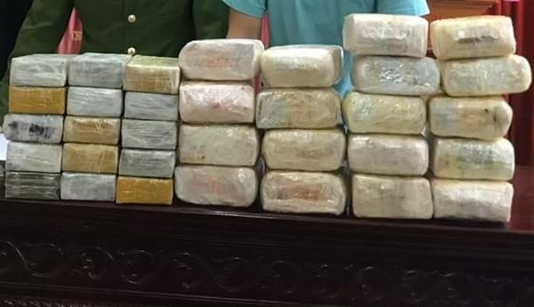 Vây bắt hai đối tượng đang vận chuyển18kg ma túy đá và 30 bánh heroin - Anh 1