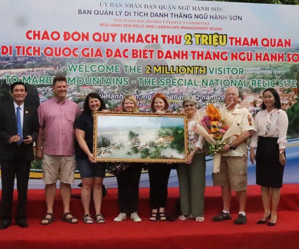 VINMART HO TRO DIA DIEM BAN HOA – CAY CANH TET - Anh 1