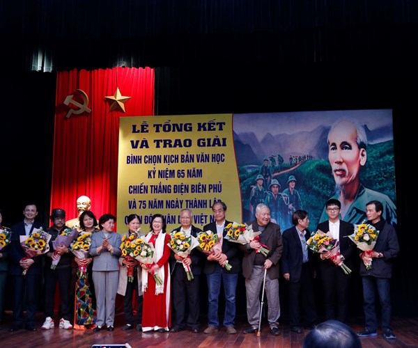 Bộ VHTTDL trao giải bình chọn kịch bản văn học kỷ niệm hai ngày trọng đại của dân tộc - Anh 1