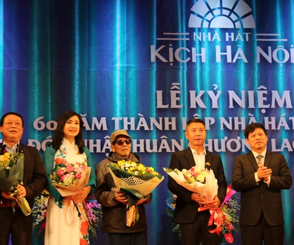 Nhà hát Kịch Hà Nội kỷ niệm 60 năm thành lập và đón nhận Huân chương Lao động hạng Ba - Anh 3
