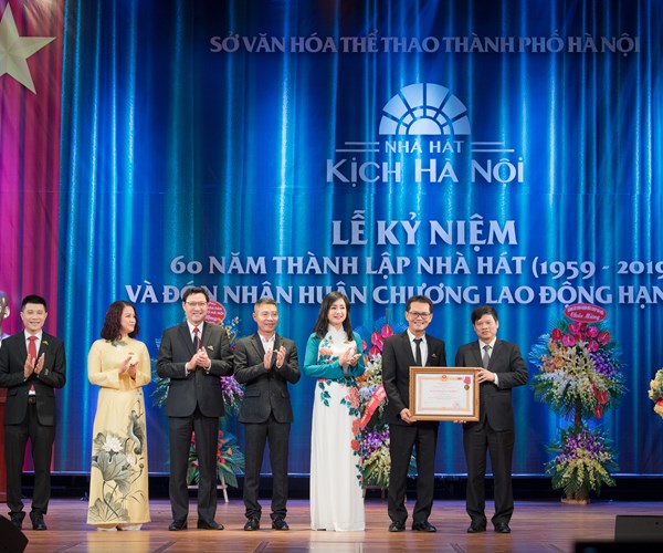 Nhà hát Kịch Hà Nội kỷ niệm 60 năm thành lập và đón nhận Huân chương Lao động hạng Ba - Anh 1