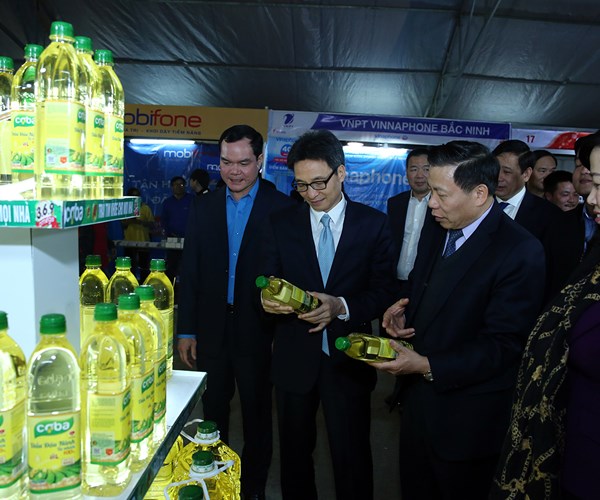 Mang xuân sớm đến gia đình công nhân - Anh 2