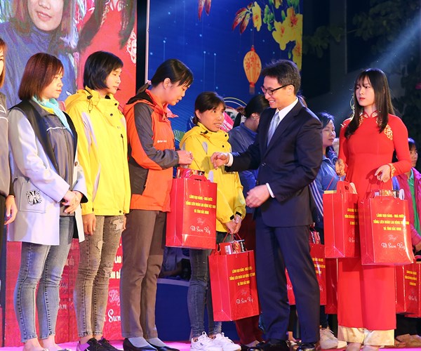 Mang xuân sớm đến gia đình công nhân - Anh 1
