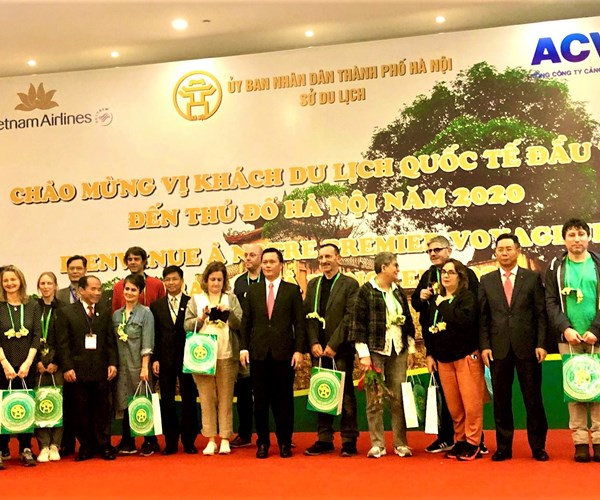 Vị khách du lịch quốc tế đầu tiên đến Hà Nội năm 2020 bất ngờ vì được đón tiếp long trọng - Anh 2