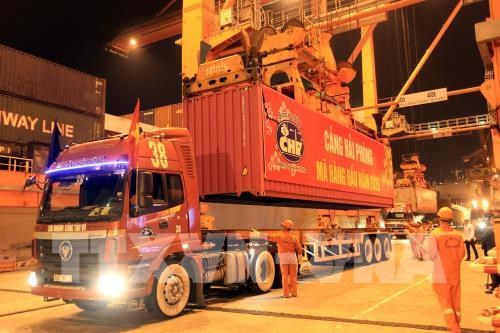Nhiều hoạt động sản xuất, kinh doanh ngay ngày đầu năm - Anh 3