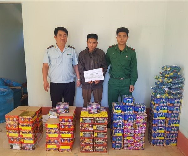 Kon Tum bắt giữ đối tượng vận chuyển gần 180kg pháo trái phép - Anh 1
