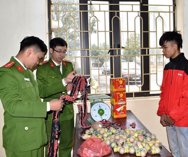 Ninh Bình: Bắt giữ 28 vụ tàng trữ, buôn bán pháo nổ - Anh 1