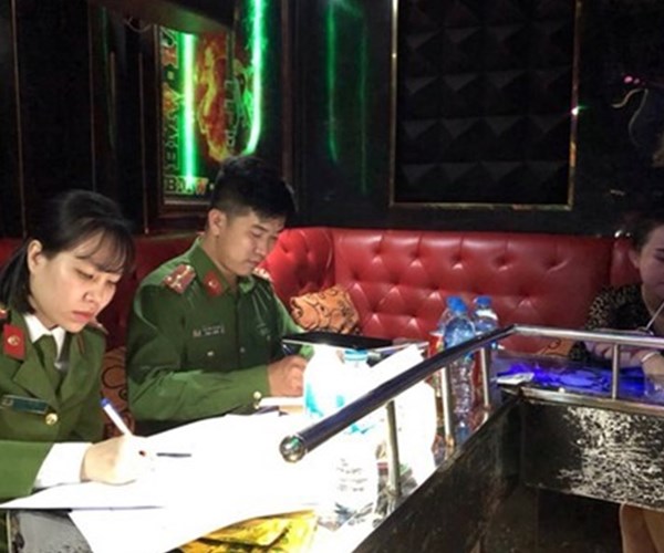 Đột kích quán karaoke, phát hiện nhiều dân chơi dùng ma túy - Anh 1