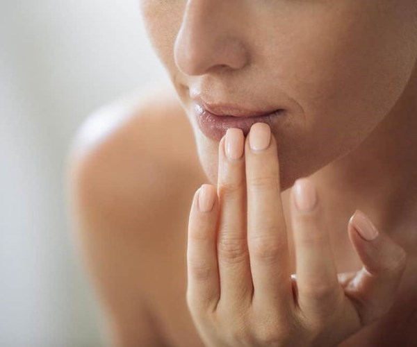 5 thực phẩm giúp đẩy lùi tình trạng môi khô, nứt nẻ - Anh 1