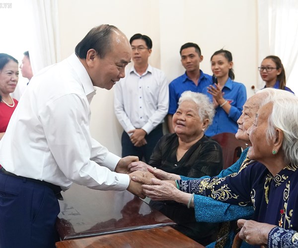 Thủ tướng trao quà Tết cho gia đình chính sách, hộ nghèo, công nhân lao động - Anh 1