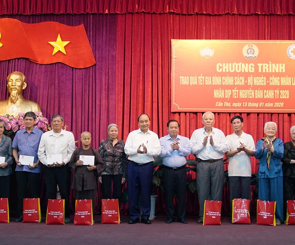 Thủ tướng trao quà Tết cho gia đình chính sách, hộ nghèo, công nhân lao động - Anh 2