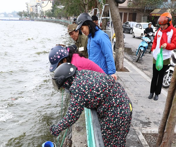 Thả cá chép ngày ông Công, ông Táo: Chung tay bảo vệ hành tinh xanh - Anh 2