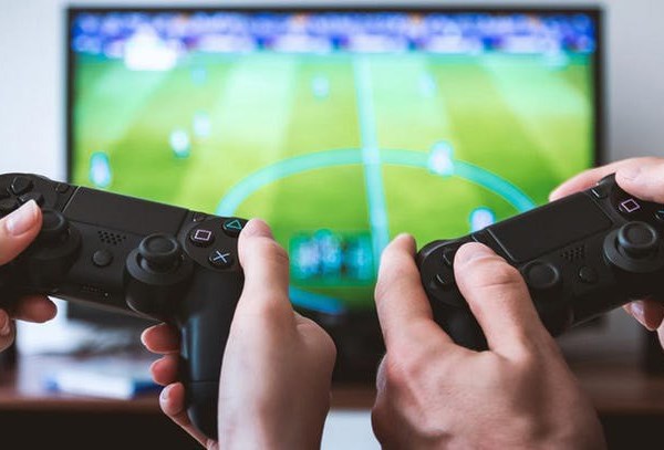 Nhật Bản ban hành điều lệ hạn chế thời gian trẻ em chơi game tại nhà - Anh 1