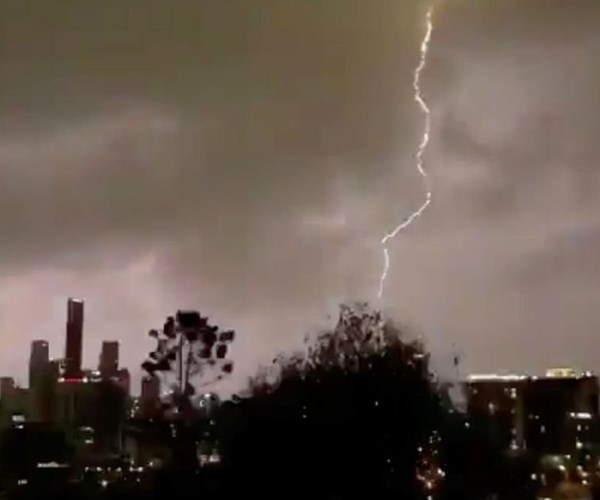 Mưa rào làm giảm bớt tình trạng cháy rừng nghiêm trọng tại Australia - Anh 1