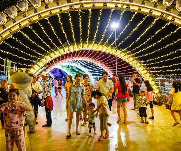 Du xuân với tượng chuột khổng lồ ở khu lấn biển Kiên Giang - Anh 3