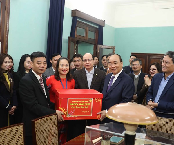 Thủ tướng dâng hương tưởng nhớ Bác Hồ - Anh 1