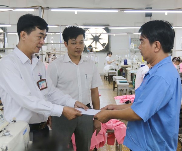 Thủ tướng yêu cầu bảo đảm trả tiền lương, thưởng cho người lao động - Anh 1