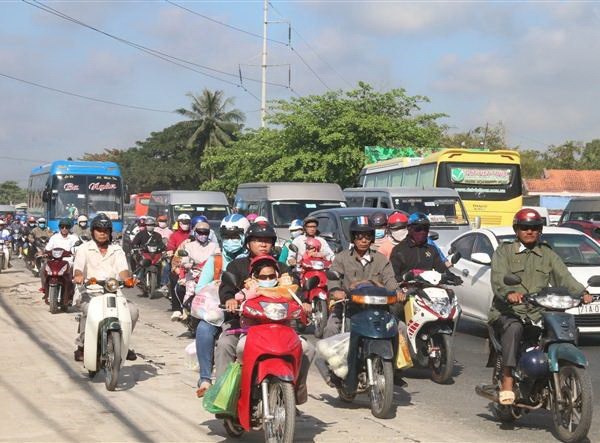 Người dân ùn ùn trở lại Thủ đô sau kỳ nghỉ Tết Nguyên đán kéo dài - Anh 2