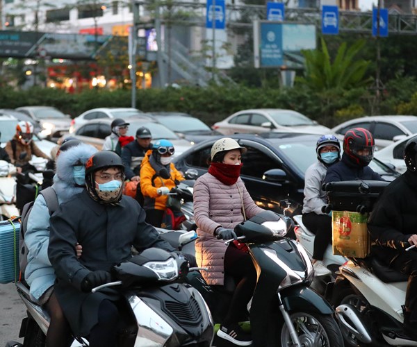 Người dân ngược xuôi về Thủ đô sau kỳ nghỉ Tết - Anh 10