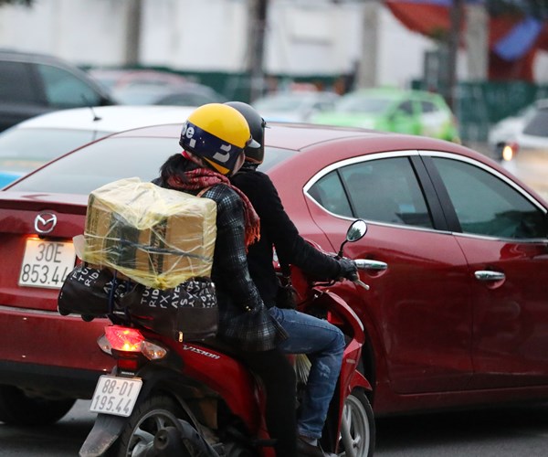 Người dân ngược xuôi về Thủ đô sau kỳ nghỉ Tết - Anh 11