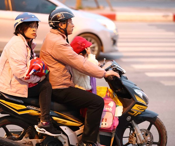 Người dân ngược xuôi về Thủ đô sau kỳ nghỉ Tết - Anh 12
