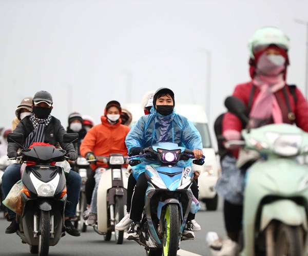 Người dân ngược xuôi về Thủ đô sau kỳ nghỉ Tết - Anh 1