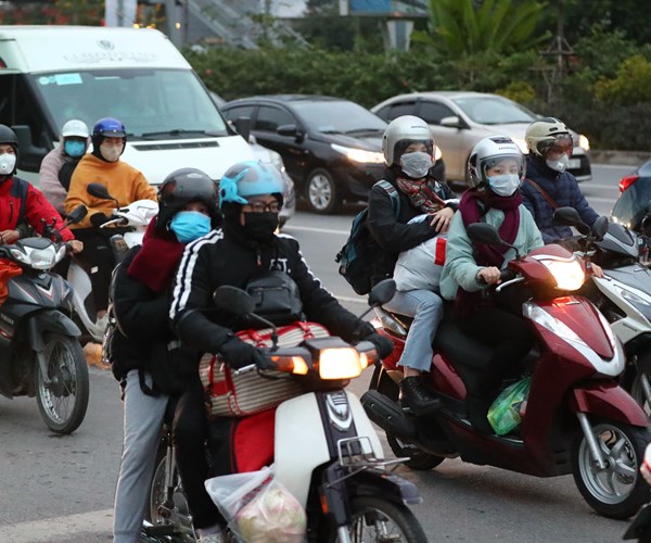 Người dân ngược xuôi về Thủ đô sau kỳ nghỉ Tết - Anh 2