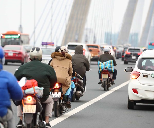 Người dân ngược xuôi về Thủ đô sau kỳ nghỉ Tết - Anh 6