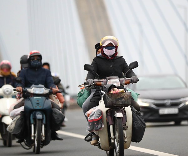 Người dân ngược xuôi về Thủ đô sau kỳ nghỉ Tết - Anh 7
