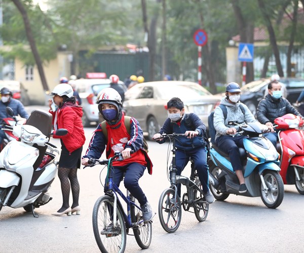 Ha Noi: Phu huynh, hoc sinh deo khau trang toi truong - Anh 1