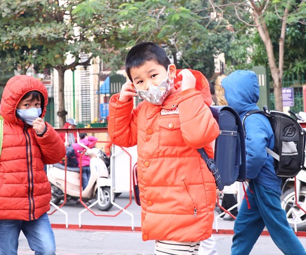 Ha Noi: Phu huynh, hoc sinh deo khau trang toi truong - Anh 4