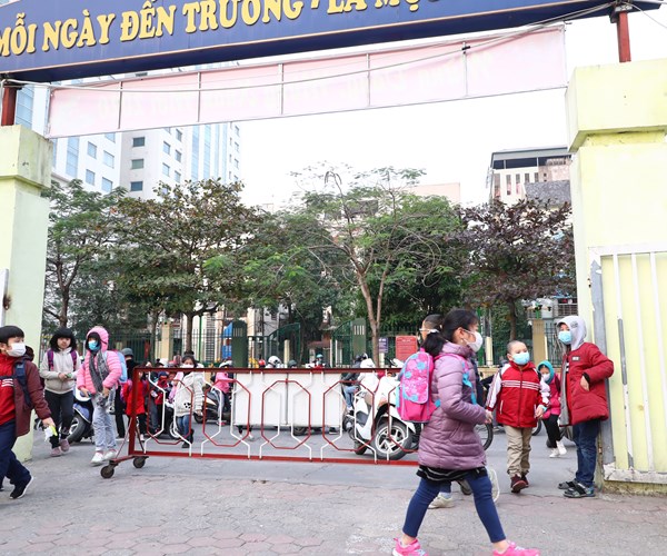 Ha Noi: Phu huynh, hoc sinh deo khau trang toi truong - Anh 5