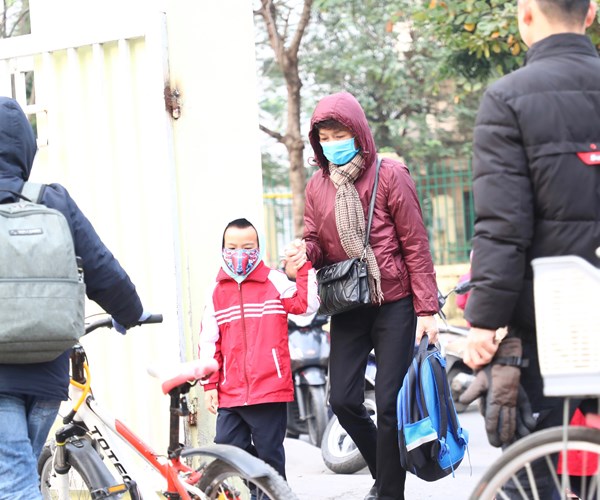 Ha Noi: Phu huynh, hoc sinh deo khau trang toi truong - Anh 6
