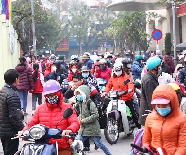 Ha Noi: Phu huynh, hoc sinh deo khau trang toi truong - Anh 7