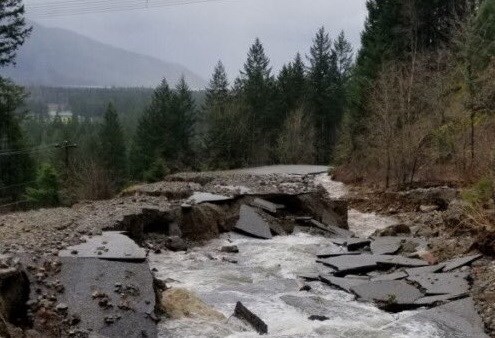 Canada: 500 du khách mắc kẹt tại khu trượt tuyết vì lở bùn - Anh 1