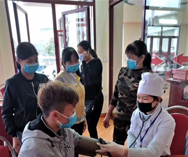 Quảng Ninh: Lấy mẫu bệnh phẩm của bệnh nhân tử vong ngoại viện tại Móng Cái xét nghiệm - Anh 2